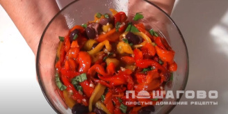Фото приготовления рецепта: Пестрый салат из фасоли и печеного перца - шаг 9
