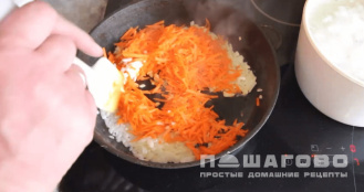 Фото приготовления рецепта: Суп из крапивы и картофелем с яйцом - шаг 2