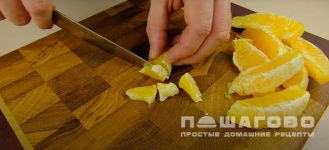 Фото приготовления рецепта: Крабовый салат с апельсинами и кукурузой - шаг 3