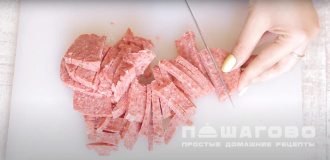 Фото приготовления рецепта: Салат с корейской морковью и сухарями - шаг 2