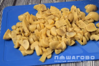 Фото приготовления рецепта: Слоеный салат с курицей и шампиньонами - шаг 3