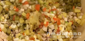 Фото приготовления рецепта: Оливье по-советски с куриной грудкой - шаг 7