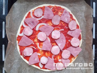 Фото приготовления рецепта: Мясная пицца с итальянской смесью трав - шаг 3