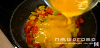 Фото приготовления рецепта: Испанский омлет с кабачком - шаг 10