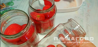 Фото приготовления рецепта: Помидоры в собственном соку на зиму - шаг 7