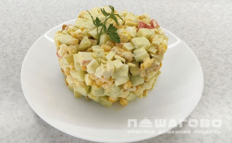 Фото приготовления рецепта: Салат с крабовыми палочками и сухарями - шаг 3