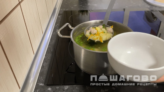 Фото приготовления рецепта: Суп с фрикадельками и вермишелью - шаг 4