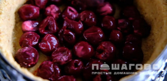 Фото приготовления рецепта: Чизкейк с вишней - шаг 12