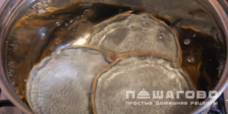 Фото приготовления рецепта: Тушенка из свиных ножек - шаг 5
