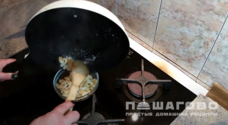 Фото приготовления рецепта: Салат с креветками и помидорами черри - шаг 6