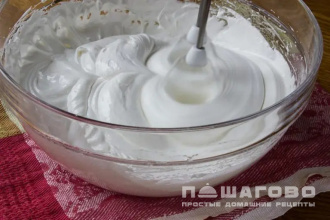 Фото приготовления рецепта: Безе на палочке - шаг 4