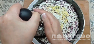Фото приготовления рецепта: Селедка под шубой с розами - шаг 8