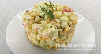 Фото приготовления рецепта: Салат с сухариками и крабовыми палочками - шаг 4
