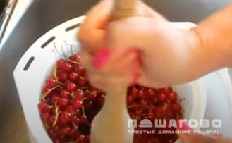 Фото приготовления рецепта: Джем из красной смородины - шаг 3