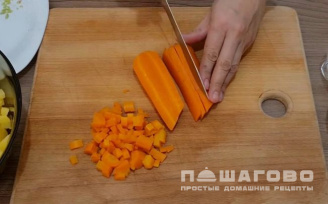 Фото приготовления рецепта: Винегрет классический с горошком и солеными огурцами - шаг 3