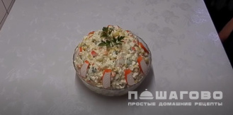 Фото приготовления рецепта: Оливье с крабовыми палочками и кукурузой - шаг 7
