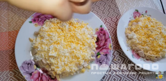 Фото приготовления рецепта: Куриный салат с ананасами - шаг 5