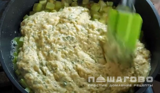 Фото приготовления рецепта: Омлет с кабачками - шаг 6