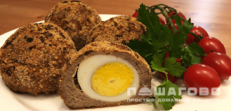 Фото приготовления рецепта: Котлеты с яйцом внутри - шаг 7