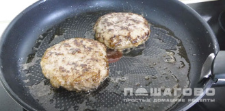 Фото приготовления рецепта: Бифштекс из фарша говядины на сковороде - шаг 10