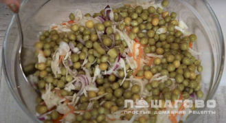 Фото приготовления рецепта: Винегрет с зеленым горошком - шаг 7