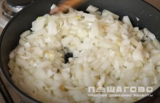 Фото приготовления рецепта: Луковый заливной пирог - шаг 1