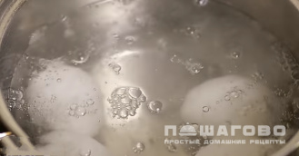 Фото приготовления рецепта: Салат с грибами, черносливом и курицей - шаг 1