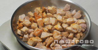 Фото приготовления рецепта: Подлива с мясом и мукой - шаг 1