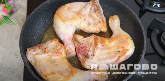 Фото приготовления рецепта: Куриные окорочка с яйцами и овощами на сковороде - шаг 3