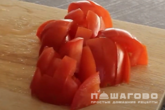 Фото приготовления рецепта: Салат с фасолью, помидорами и сыром - шаг 1