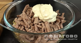 Фото приготовления рецепта: Салат со свининой и огурцами - шаг 11