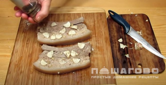 Фото приготовления рецепта: Грудинка по-домашнему с чесноком и аджикой - шаг 4