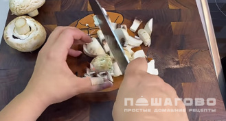 Фото приготовления рецепта: Пирог расстегай с грибами - шаг 5