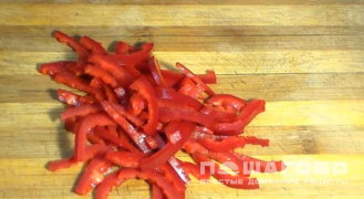 Фото приготовления рецепта: Салат из помидоров и огурцов с сыром фета и оливками - шаг 1