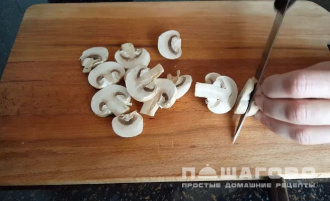 Фото приготовления рецепта: Капуста, тушеная с шампиньонами - шаг 2
