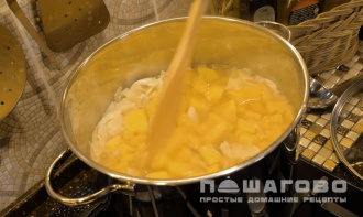 Фото приготовления рецепта: Мясной бульон с овощами и картофелем - шаг 2