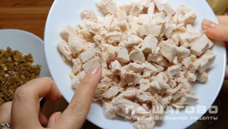 Фото приготовления рецепта: Салат с ананасами, курицей и грецкими орехами - шаг 1