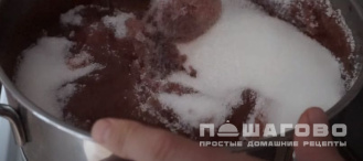 Фото приготовления рецепта: Повидло из слив и яблок на зиму - шаг 4
