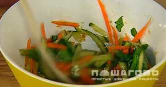 Фото приготовления рецепта: Салат с морковью, огурцами и имбирем - шаг 5