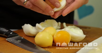 Фото приготовления рецепта: Салат с грибами, черносливом и курицей - шаг 10