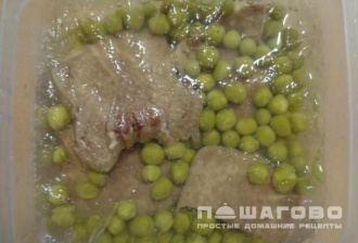 Фото приготовления рецепта: Заливной язык с горошком - шаг 9