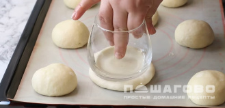 Фото приготовления рецепта: Мини-пиццы с оливками и грибами - шаг 3