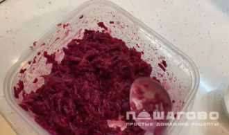 Фото приготовления рецепта: Салат из сырой свеклы с чесноком и майонезом - шаг 2