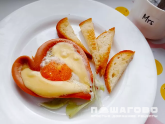 Фото приготовления рецепта: Яичница на День Валентина - шаг 4