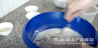 Фото приготовления рецепта: Тесто на кефире для пирожков на сковороде - шаг 2