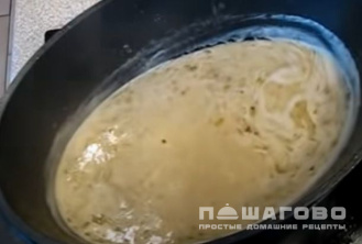 Фото приготовления рецепта: Курица в соусе с чесноком - шаг 8