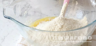Фото приготовления рецепта: Мини-пиццы с оливками и грибами - шаг 1