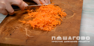 Фото приготовления рецепта: Салат с корейской морковью и крабовыми палочками - шаг 5