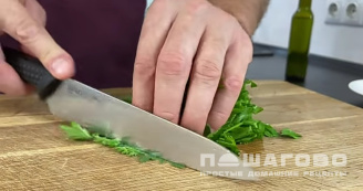 Фото приготовления рецепта: Салат с красной фасолью, кукурузой и сухариками - шаг 5