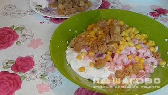 Фото приготовления рецепта: Салат с королевскими креветками и сухариками - шаг 3